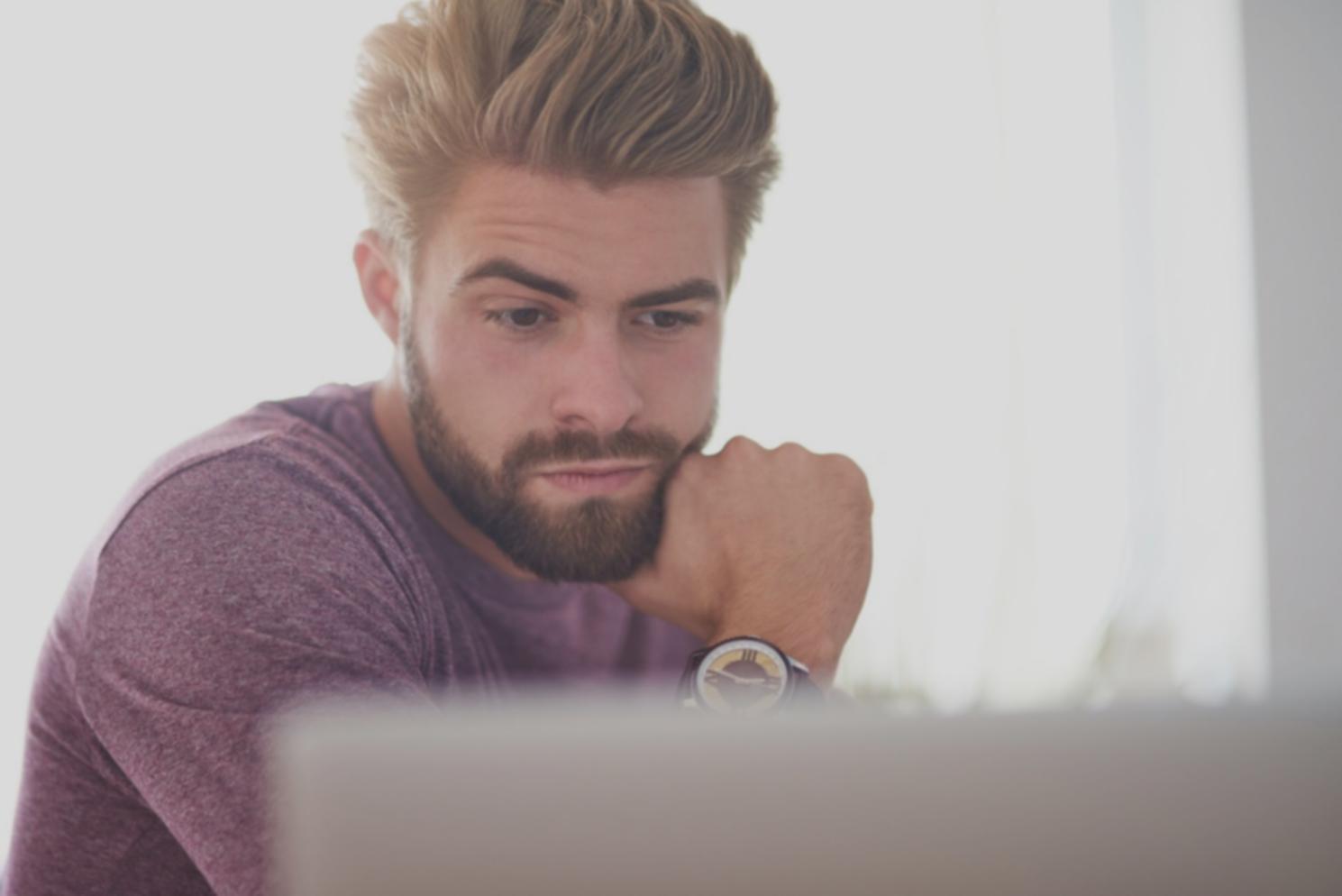 AR/VR Design Workspace mit Headset und Interface-Prototypen